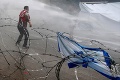 Protest pred veľvyslanectvom USA: Polícia rozháňala demonštrantov slzným plynom a vodnými delami
