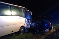 Smrteľná nehoda neďaleko Trenčína: Po zrážke s menším autobusom zahynula vodička († 40)