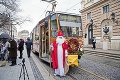 Ulicami Bratislavy už premáva vianočná električka: Na čo všetko sa môžete počas jazdy tešiť?