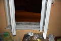 Nezvyčajná vlamačka: Róbert sa dostal do domu po rozbití skla na neuzamknutých dverách
