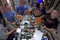 Astronauti si vo vesmíre pripravili prvú párty pizzu: Sledujte, ako im to v beztiažovom stave išlo!