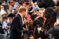 Princ Harry a Meghan prvýkrát na verejnosti od zásnub: Vítali ich davy ľudí!