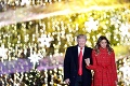 Prezident Trump prvýkrát rozsvietil národný vianočný strom: Asistovala mu krásna Melania