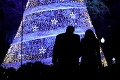Prezident Trump prvýkrát rozsvietil národný vianočný strom: Asistovala mu krásna Melania