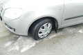 Mladého Kysučana obvinili z poškodenia pneumatík na 36 autách: Prerezal ich nožom?!