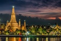 Turistov zatkli pred odletom z Thajska: Vyčíňanie pred chrámom ich môže stáť slobodu!