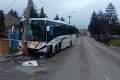 V Zemianskych Sadoch sa zrazil autobus s osobným autom: Dve zranené ženy previezli do nemocnice