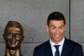 Konečne sa nemá za čo hanbiť: Cristiano Ronaldo dostal normálnu sochu!