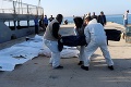 Pri pobreží Líbye sa prevrhla loď plná migrantov: Utopilo sa najmenej 30 utečencov