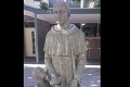 Katolícka škola si objednala sochu svätca, trpko to oľutovala: Keď uvidíte, čo zviera v ruke, pochopíte!