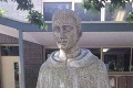 Katolícka škola musela zakryť úplne novú sochu: Detail, ktorý pripomína otrasnú minulosť