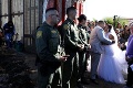 Američan a Mexičanka spečatili svoju lásku medzi dvomi štátmi: Vytúžené áno si povedali na hraniciach