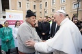 Pápež oslávil 1. svetový deň chudobných: Naobedoval sa s tisíckou ľudí v núdzi z celej Európy