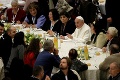 Pápež oslávil 1. svetový deň chudobných: Naobedoval sa s tisíckou ľudí v núdzi z celej Európy