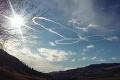 Pilot sa počas letu poriadne vybláznil: Takúto kresbu na oblohe len tak neuvidíte!