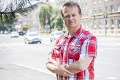 Nepozorný taxikár v Bratislave: Vpálil do nákladného vlaku za závorami, v aute nesedel sám!