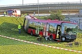 Hrozivá zrážka v Bratislave, autobus skončil v jarku: Prvé slová šokovaného vodiča auta