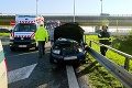 Hrozivá zrážka v Bratislave, autobus skončil v jarku: Prvé slová šokovaného vodiča auta