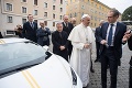 Pápež dostal nové lamborghini: Prevážať sa na ňom ale nebude
