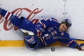 Hrozné zranenie v KHL: Po zásahu korčuľou sa zvalil na striedačke