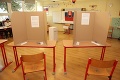 Pobúrenie v Brezne: Člen volebnej komisie si za stôl sadol v mikine s logom extrémistickej strany!