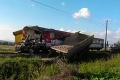 Zrážka vlaku s nákladným autom: Zranených vyše desať cestujúcich aj rušňovodič!