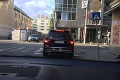 Vodič stál na stopke v centre Bratislavy: Písmená na kufri auta pred ním prezradili o majiteľoch všetko