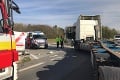 Vážna nehoda pri Dunajskej Strede: Zrazila sa sanitka s kamiónom, na mieste zasahuje aj vrtuľník