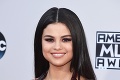 Selena Gomez si s podprsenkou starosti nerobí: Prednosti ukázala v plnej kráse