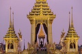 Thajsko sa lúči so zosnulým kráľom: Veľkolepý pohreb vyvrcholil kremáciou na zlatej hranici