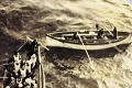 Pasažier z lode Carpathia zachytil záchranu stroskotancov: Dražia unikátne fotografie z Titanicu