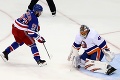 Halák vychytal po nájazdoch v derby výhru s Rangers, Chicago doma padlo s Oilers