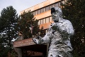 Bizarná situácia v centre Prievidze: Uvidíte, čo urobili so sochou baníka, budete sa chytať za hlavu!