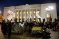 V Kyjeve to vrie: Ľudia protestujú pred parlamentom, vytvorili si tam dokonca tábor