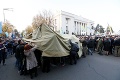 V Kyjeve to vrie: Ľudia protestujú pred parlamentom, vytvorili si tam dokonca tábor
