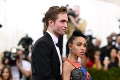 Robert Pattinson sa na fešáka Edwarda už vôbec nepodobá: Idol žien vyzerá poriadne zanedbane!