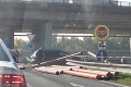 Kuriózna situácia na rušnej križovatke v Bratislave: Aha, čo sa mužovi vykotúľalo z auta