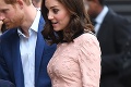 Uhladená vojvodkyňa Kate sa odviazala: Sledujte, s kým si zatancovala rovno na vlakovom nástupišti