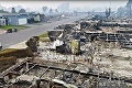 Tohto poštára nezastaví nič: Roznáša listy v meste, ktoré zničili plamene