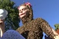 Odvaha či šialenstvo? 12-tisíc včiel sa hmýri po Sarinom polonahom tele!