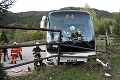 Šofér zletel s autobusom 400 metrov zo svahu: Mladého vodiča musel do nemocnice previesť vrtuľník