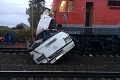 Tragická zrážka vlaku a autobusu: Nehodu neprežilo najmenej 16 ľudí, medzi nimi aj jedno dieťa