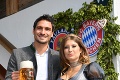 Hviezdy Bayernu vyvetrali na Oktoberfeste svoje polovičky: Sexi výstrihy bolo vidieť všade
