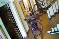 Prezliekačku v bratislavskom výťahu zachytila kamera: Nová taktika zlodejov bicyklov!