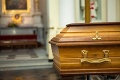 Žena chodí už 14 rokov na pohreby ľudí, ktorých nepoznala: Z jej správania ide pozostalých poraziť!