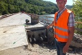 Práce na moste cez Ružín sa pohli vpred: Narušenú statiku už zosilnili, stihnú ho ale dokončiť včas?