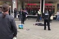 Ďalšia dráma v Anglicku: Pred obchodným centrom spacifikovali muža s nožom