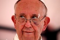 Pápež sa zranil pri prudkom zabrzdení papamobilu: Z návštevy Kolumbie si odváža škaredú pamiatku na tvári!