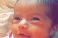 Otec bábätka, ktorého matku zabili susedia, má konečne dôvod na úsmev: Takto vyzerá jeho malý zázrak!