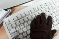 Hackeri opäť zaútočili: Zverejnili tisíce emailov plných osobných údajov novinárov!